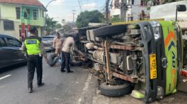 Foto : penampakan Truk Ekspedisi Terguling di Ungaran Akibat Kurang Konsentrasi Dok/Andik Kusuma 23/07/2025