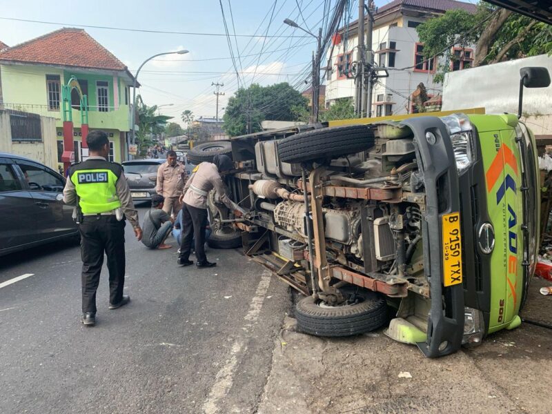 Foto : penampakan Truk Ekspedisi Terguling di Ungaran Akibat Kurang Konsentrasi Dok/Andik Kusuma 23/07/2025
