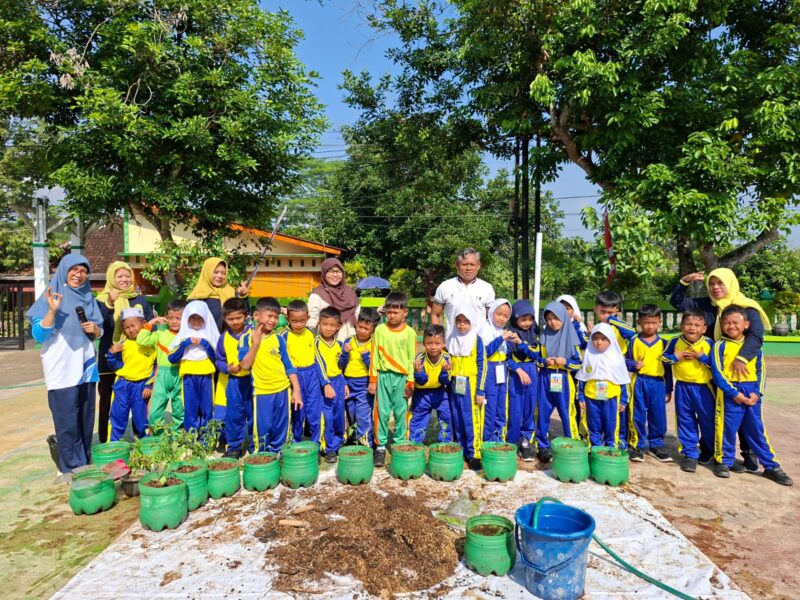 Foto kegiatan di SDN Ngijo 01 Gandeng Dinas Pertanian Gelar Edukasi dan Aksi Menanam Cabai: Tanamkan Ketahanan Pangan Sejak Dini