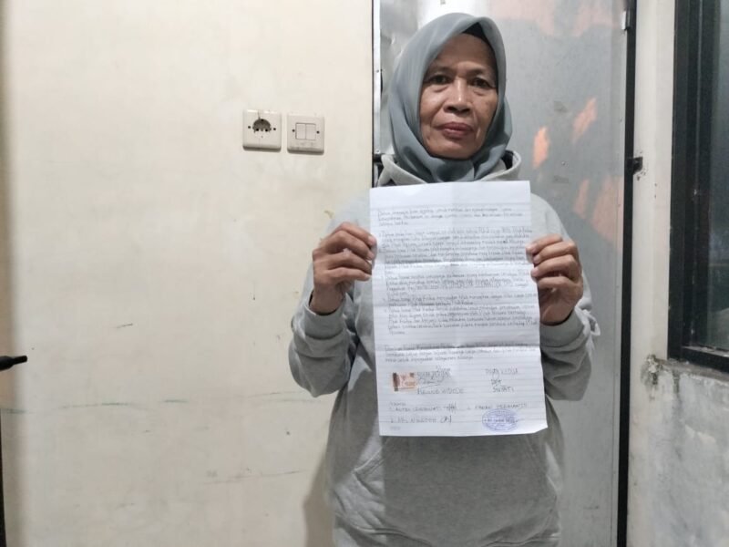Foto ketika menunjukan bukti damai namun terpaksa karena tekanan