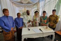 Foto setelah angkad nikahan Berlangsung dengan memberikan buku nikah kepada  kedua mempelai pria & wanita. Dok/Foto/iskandar