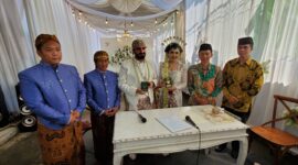 Foto setelah angkad nikahan Berlangsung dengan memberikan buku nikah kepada  kedua mempelai pria & wanita. Dok/Foto/iskandar