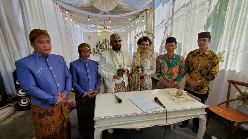 Foto setelah angkad nikahan Berlangsung dengan memberikan buku nikah kepada  kedua mempelai pria & wanita. Dok/Foto/iskandar