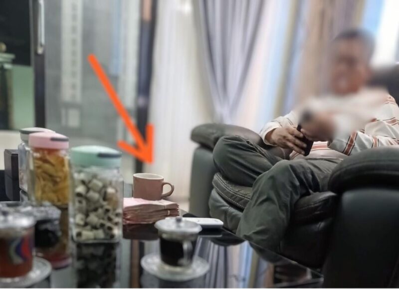 Foto diduga ketika menyerahkan sejumlah uang 