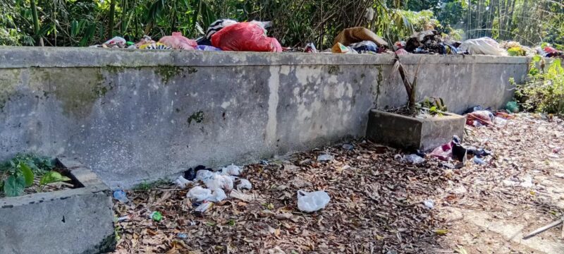 Foto penampakan tumpukan sampah yang porak poranda tidak terkendalikan 