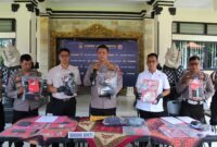 Foto : Barang Bukti yang Ditunjukan oleh Aparat kepolisian Bali