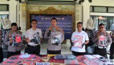 Foto : Barang Bukti yang Ditunjukan oleh Aparat kepolisian Bali