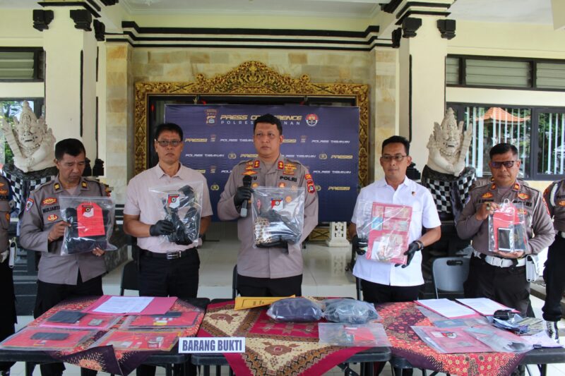 Foto : Barang Bukti yang Ditunjukan oleh Aparat kepolisian Bali