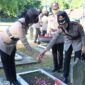 Foto Ketika berpose Tebur Bunga 