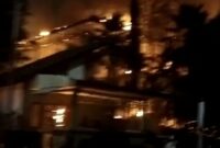 Foto : Gedung DPRD mekasar yang Di Bakar oleh masa Demo