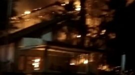 Foto : Gedung DPRD mekasar yang Di Bakar oleh masa Demo