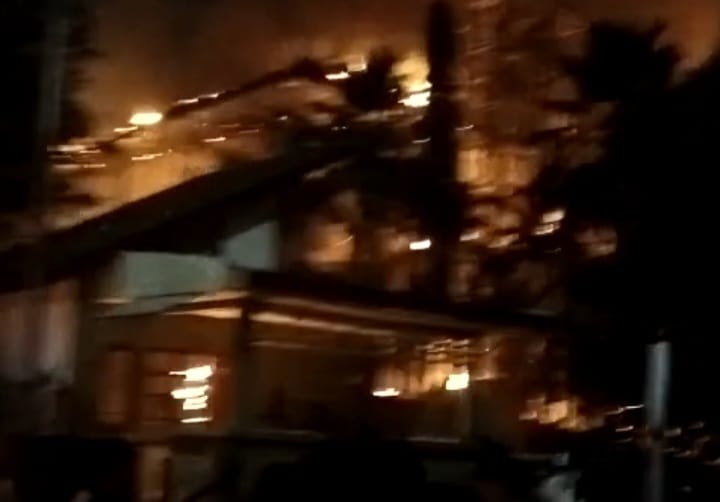 Foto : Gedung DPRD mekasar yang Di Bakar oleh masa Demo