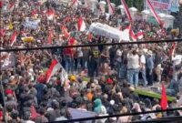 Foto warga Pati Jawa Tengah Sian membludak mendemo bupati menuntut agar lengser pada 13/08/2025