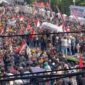 Foto warga Pati Jawa Tengah Sian membludak mendemo bupati menuntut agar lengser pada 13/08/2025