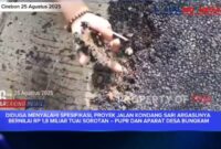 Foto ketika warga membongkar aspal yang mudah terkupas. Dan nampak lumpur serta kurangnya cairan aspal sebagai perekat 