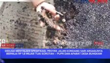 Foto ketika warga membongkar aspal yang mudah terkupas. Dan nampak lumpur serta kurangnya cairan aspal sebagai perekat 
