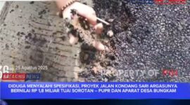 Foto ketika warga membongkar aspal yang mudah terkupas. Dan nampak lumpur serta kurangnya cairan aspal sebagai perekat 
