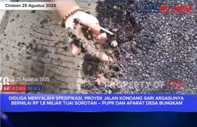 Foto ketika warga membongkar aspal yang mudah terkupas. Dan nampak lumpur serta kurangnya cairan aspal sebagai perekat 