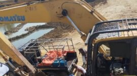 Foto pasca pengisian solar yang diduga BBM subsidi yang diangkut memakai mobil grandmax untuk mengisi alat berat excavator tersebut 