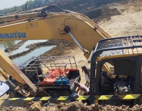 Foto pasca pengisian solar yang diduga BBM subsidi yang diangkut memakai mobil grandmax untuk mengisi alat berat excavator tersebut 