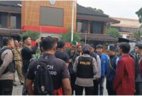 Foto saat kalpotes Salatiga mengobrol dengan mahasiswa didepan gedung DPRD salatiga