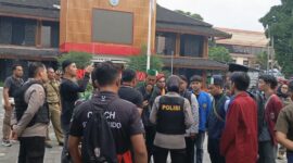 Foto saat kalpotes Salatiga mengobrol dengan mahasiswa didepan gedung DPRD salatiga