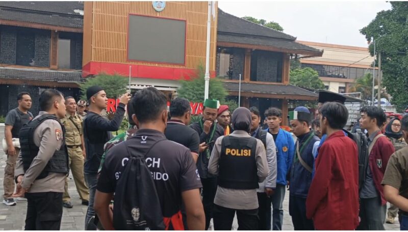 Foto saat kalpotes Salatiga mengobrol dengan mahasiswa didepan gedung DPRD salatiga
