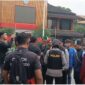 Foto saat kalpotes Salatiga mengobrol dengan mahasiswa didepan gedung DPRD salatiga
