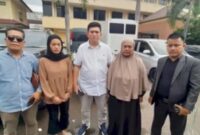 Foto keluarga yang di jadikan pelaku bersama kuasa hukum ketika memberikan keterangan kepada wartawan 