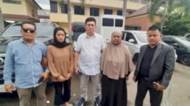 Foto keluarga yang di jadikan pelaku bersama kuasa hukum ketika memberikan keterangan kepada wartawan 