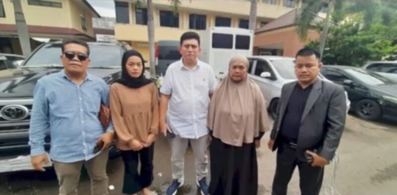 Foto keluarga yang di jadikan pelaku bersama kuasa hukum ketika memberikan keterangan kepada wartawan 