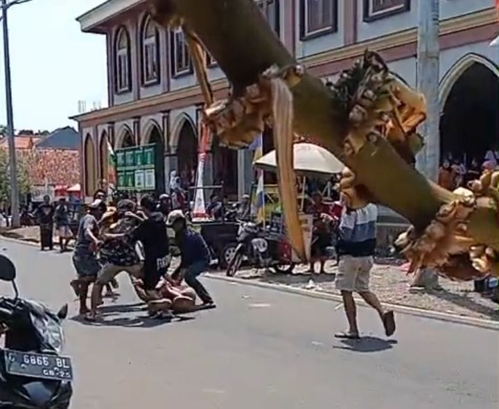 Foto paska kejadian PENGANIAYAAN Disaat Karnaval di kemiri Batang
