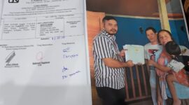 Foto kiri pegawai BRI yang merekayasa seakan memberikan sertifikat kepada pemilik namun sertifikat di bawa kembali oleh pihak pegawai Bank BRI cabang kebumen