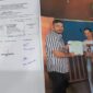 Foto kiri pegawai BRI yang merekayasa seakan memberikan sertifikat kepada pemilik namun sertifikat di bawa kembali oleh pihak pegawai Bank BRI cabang kebumen
