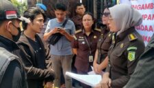 Foto: ketika mahasiswa Mengruduk Kejati dan di temui oleh jaksa