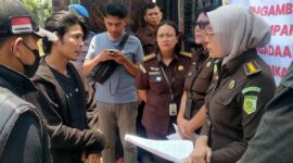 Foto: ketika mahasiswa Mengruduk Kejati dan di temui oleh jaksa