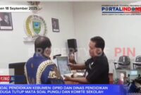 Foto : ketika Ketua DPC LPKSM Kresna Cakra Nusantara, Sugiyono, SH, Menyerahkan Bukti pagi kepada DPRD komisi A kebumen banyaknya pungli di sekolah Berkedok komite