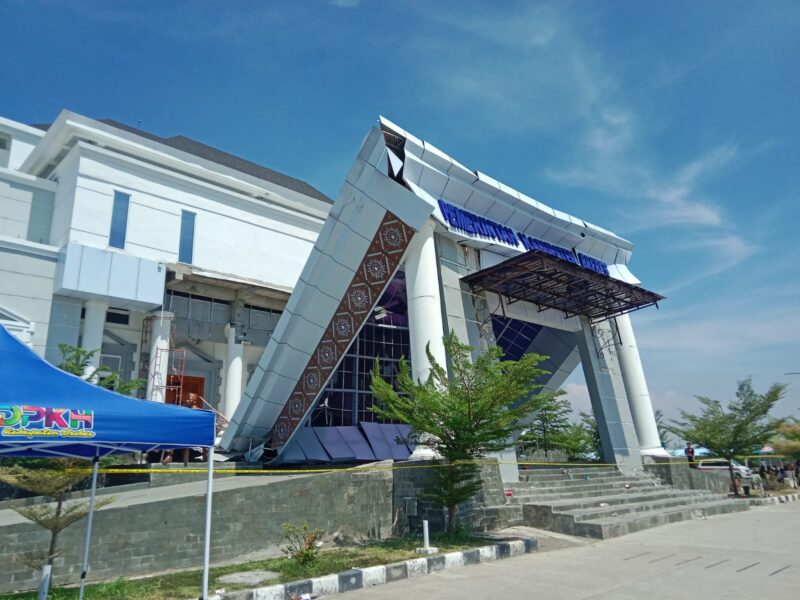 Bangunan teras yang nampak Porak poranda 