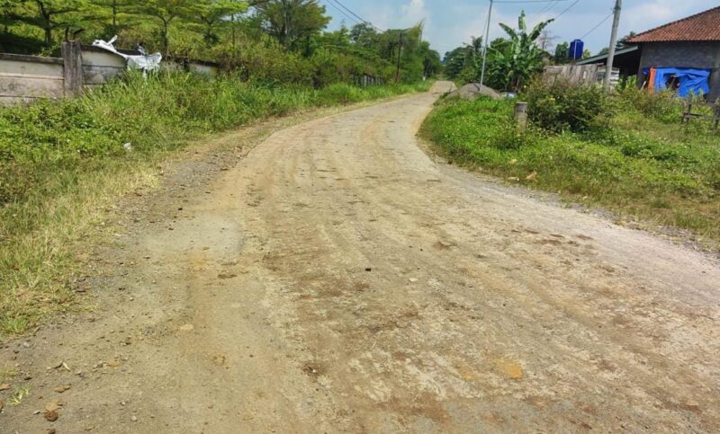 Foto : penampakan tanah yang Berceceran dan Dikeluhkan Warga sekitar