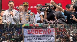 Foto :Juru Bicara KPK, Budi Prasetyo, langsung turun menemui massa. Di,  Yang Menuntut penindakan KPK kepada Bupati Pati 1 Sempetember 2025