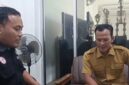 Foto : kiri Ketua DPC LPKSM Kresna Cakra Nusantara, Sugiyono SH, Kanan kepada Kepala Desa Seliling Mohamad Anas