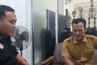 Foto : kiri Ketua DPC LPKSM Kresna Cakra Nusantara, Sugiyono SH, Kanan kepada Kepala Desa Seliling Mohamad Anas