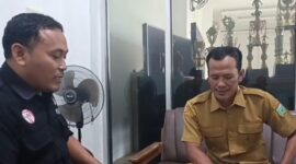 Foto : kiri Ketua DPC LPKSM Kresna Cakra Nusantara, Sugiyono SH, Kanan kepada Kepala Desa Seliling Mohamad Anas