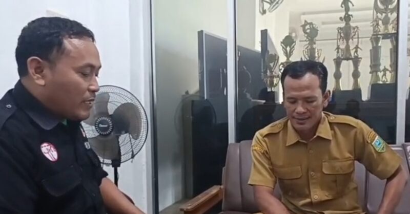 Foto : kiri Ketua DPC LPKSM Kresna Cakra Nusantara, Sugiyono SH, Kanan kepada Kepala Desa Seliling Mohamad Anas