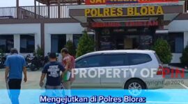 Foto : Sukrin, warga pelapor yang menjadi saksi kunci, ketika menuju masuk ke kantor unit 3 tipiter polres blora