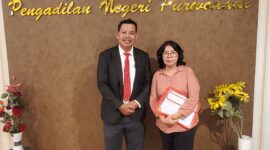 Foto : Kuasa Hukum Suwarno, John L. Situmorang, S.H., M.H. & Paulina Chrysanti SH.MH Sewaktu Di Pengadilan negeri Grobogan 