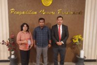 Foto :tengah Suwarno Didampingi Kuasa hukum John L Sitomorang SH MH 