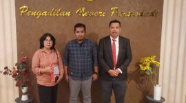 Foto :tengah Suwarno Didampingi Kuasa hukum John L Sitomorang SH MH 