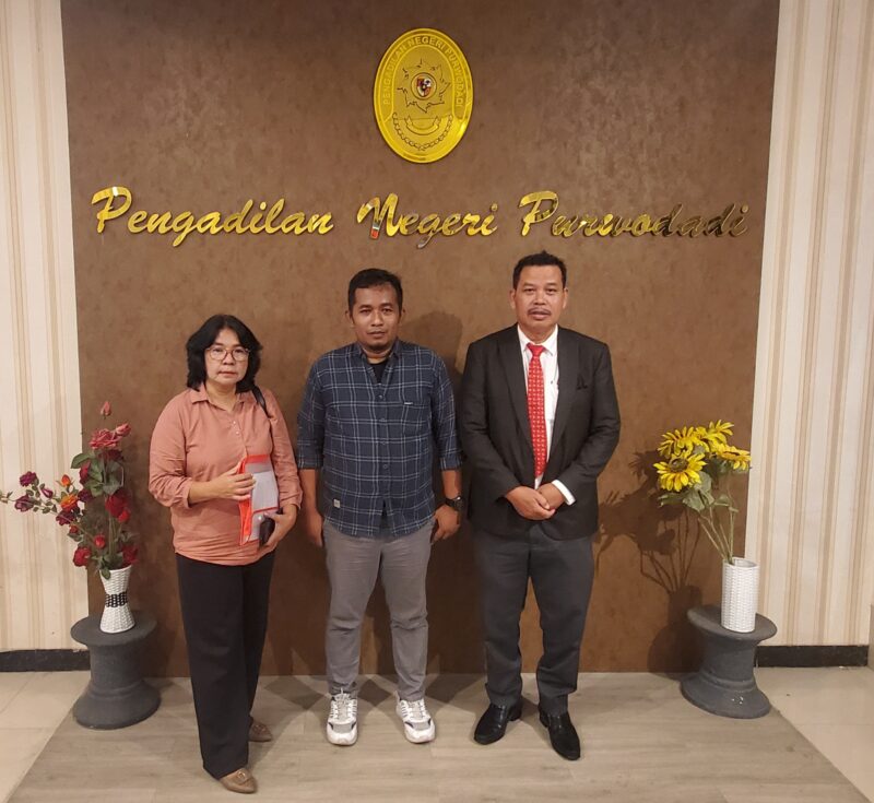 Foto :tengah Suwarno Didampingi Kuasa hukum John L Sitomorang SH MH 
