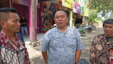 Foto: Disela wawancara kepada investor tengah Budi Susilo kiri, Didik Prasetiyo Selalu Dari PT. WEIYE BANGUN INDONESIA. Kanan Yoyok Sriyono selaku Pengagas awal untuk melanjutkan pembangunan pasar Jetis jumad/03/10/2025